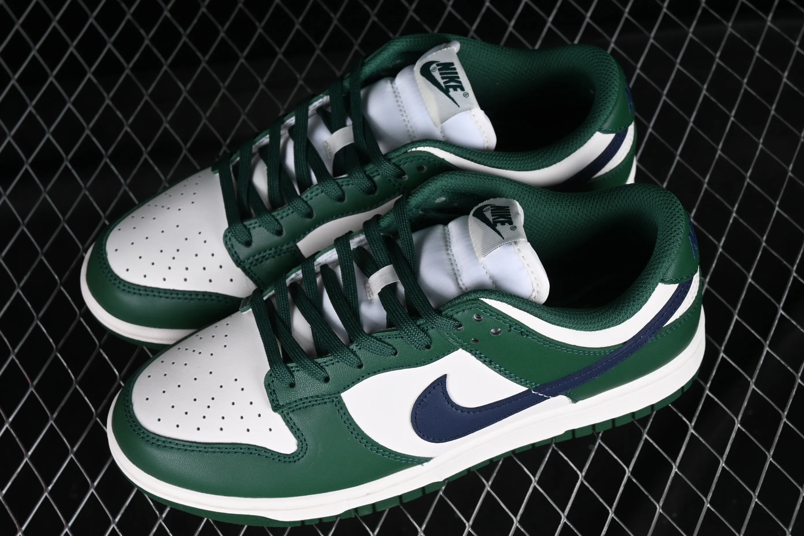 All categories Nk SB Dunk series Nk SB Dunk Low low-top sneakers C version Nk Dunk Low "Gorge Green" retro white and green SB low-top sports and leisure sneakers DD1503-300
